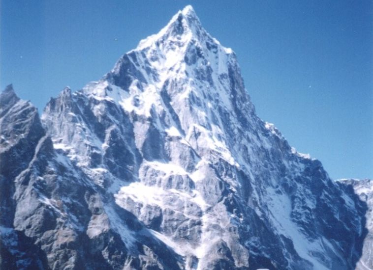 Cholatse and Tsho Rolpa on route to Chola La