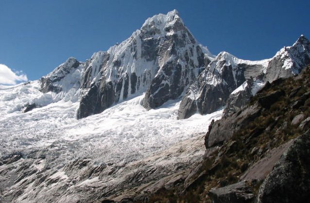 Taulliraju ( Tocllaraju ), 6035 metres, in the Andes of Peru