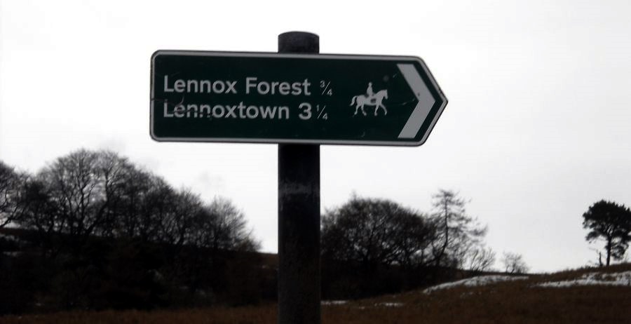 Signpost on Baldernock Linn Road